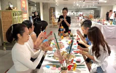 Gửi gắm yêu thương qua những món quà đón Tết