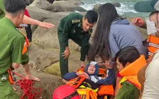 Kịp thời cứu 2 du khách nước ngoài bị sóng cuốn khi tắm biển