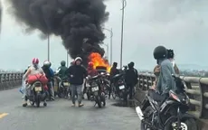Ô tô bốc cháy dữ dội trên cầu ở Nghệ An, 3 người may mắn thoát nạn