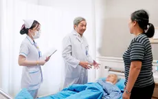 Bóc tách bướu giáp lớn chèn ép khí quản cho cụ bà 90 tuổi