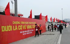 Người dân Thủ đô "vượt rét", giữ chỗ xem pháo hoa mừng Đại hội Đảng