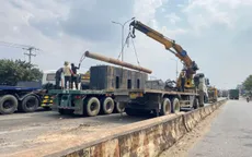 Đồng Nai: Khối sắt nặng hơn chục tấn rơi đè bẹp cabin xe đầu kéo trên quốc lộ 51