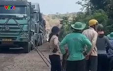 Xe chở vật liệu từ mỏ đá Núi Sao ra Quốc lộ 56 gây khói bụi, tiềm ẩn nguy cơ mất an toàn