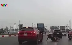 Cẩn trọng khi chuyển làn trong điều kiện mưa trơn trượt