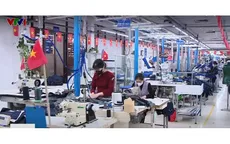 Người lao động ngóng thưởng để sắm Tết