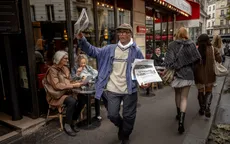 Tổng thống Pháp trao huân chương cao quý nhất cho người bán báo in dạo