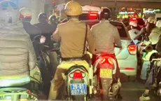 Hà Nội: CSGT mở đường xuyên giờ cao điểm, đưa bệnh nhân đột quỵ đi cấp cứu kịp thời