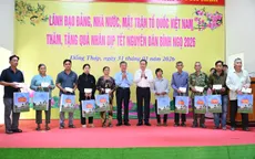 Chủ tịch Quốc hội tặng quà gia đình chính sách, hộ nghèo tại tỉnh Đồng Tháp