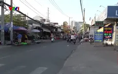 Buôn bán lấn chiếm vỉa hè, trong khi chợ khang trang vắng bóng tiểu thương