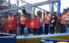 Cảnh sát biển Việt Nam chúc Tết và tặng cờ Tổ quốc cho người dân Côn Đảo