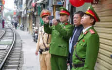 Cảnh sát mời hàng trăm du khách rời phố cà phê đường tàu Khâm Thiên để bảo đảm an toàn