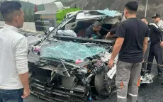 Ô tô 7 chỗ biến dạng sau cú tông xe hút bụi trên cao tốc, tài xế may mắn sống sót