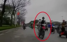 Mải xem điện thoại, nam thanh niên đi xe máy tông người đi xe đạp