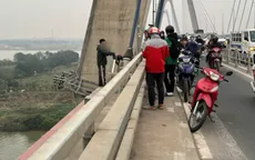 Hà Nội: Công an xã kịp thời trấn an, ổn định tâm lý cho công dân tại cầu Nhật Tân