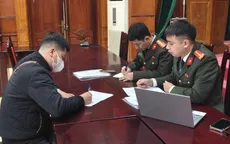 Phát hiện đường dây dán quảng cáo cờ bạc trá hình trên ô tô dịch vụ