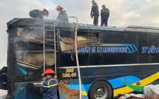 Xe khách chở 9 người bốc cháy dữ dội trên đường ở Quảng Trị