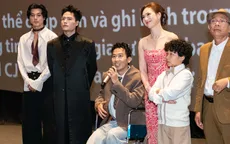 Tuấn Trần ngồi xe lăn, chống nạng ra mắt phim Tết