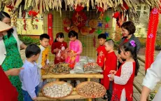 Cha mẹ dạy con về phong tục Tết trong thời đại số