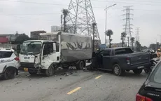 Ba ô tô va chạm liên hoàn ở Hà Nội, xe bán tải biến dạng