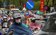 Hà Nội: CSGT đội mưa rét phân luồng giao thông những ngày cận Tết