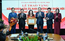 Chủ tịch Quốc hội Trần Thanh Mẫn trao bằng khen tặng Báo Đại biểu Nhân dân
