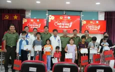 Công an TP Hồ Chí Minh chăm lo Tết cho bệnh nhi, Mẹ Việt Nam anh hùng