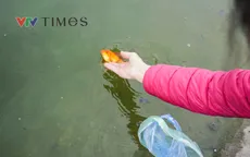 Người dân Hà Nội thả cá tiễn ông Công, ông Táo về trời văn minh, bảo vệ môi trường