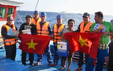 Vùng Cảnh sát biển 3 thăm, tặng quà Tết và cờ Tổ quốc cho ngư dân Trường Sa