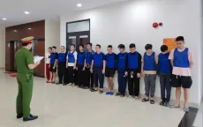 13 người giả danh nhân viên ngân hàng lừa đảo, vừa từ Campuchia về Việt Nam thì bị bắt