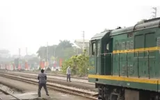 Nhân viên gác chắn lao ra báo động, người đàn ông thoát chết trước mũi tàu