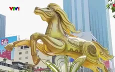 Tất bật thi công Đường hoa Nguyễn Huệ trước giờ khai mạc