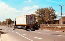 Sau va chạm trên Quốc lộ 1, bé 5 tuổi bị xe đầu kéo cán tử vong