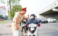 Đồng Nai: CSGT phát nước, sữa miễn phí tiếp sức người dân về quê đón Tết