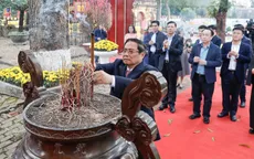 Thủ tướng Phạm Minh Chính dâng hương tại Hoàng thành Thăng Long