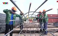 Hàng trăm công nhân thi công xuyên Tết trên những công trình trọng điểm