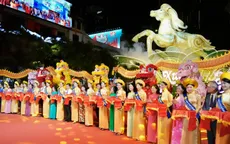 "Biển người" đổ về Đường hoa Nguyễn Huệ ngay sau lễ khai mạc