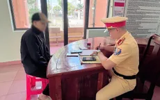 Đi sai làn, tài xế xe khách bị phạt 5 triệu đồng và trừ 2 điểm giấy phép lái xe