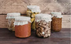 Nguy cơ ngộ độc từ thực phẩm ủ chua, đóng kín