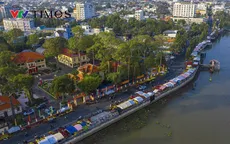 Đường hoa Xuân 2026 kết hợp gốm đỏ độc đáo ở Vĩnh Long