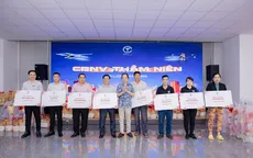 Nhiều tạp vụ, bảo vệ bật khóc khi nhận thưởng Tết là 1 lượng vàng 9999