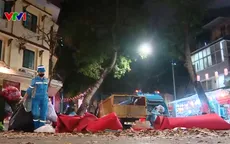 Công nhân môi trường cặm cụi dọn rác xuyên đêm Giao thừa