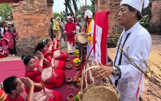 Rộn ràng điệu múa Chăm, du khách trẩy hội Tháp Bà