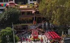 Người Việt ở Vientiane (Lào) đi lễ chùa đầu năm, hướng về quê hương, đất nước