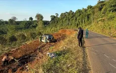 Ô tô con va chạm xe máy ở Lâm Đồng, 3 người trong gia đình tử vong