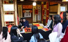 Nhộn nhịp xin chữ cầu may tại Văn Miếu - Quốc Tử Giám ngày đầu năm