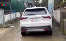 Đỗ xe thiếu ý thức, chặn lối phương tiện khác giữa đường