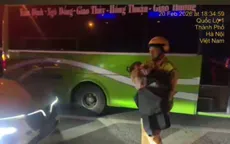 CSGT dùng xe chuyên dụng đưa bé gái sốt cao đi cấp cứu kịp thời trên cao tốc