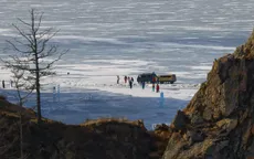 Xe du lịch rơi xuyên qua lớp băng trên hồ Baikal (Nga), 7 người Trung Quốc thiệt mạng