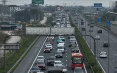 Chưa hết kỳ nghỉ Tết, dòng xe nối dài chờ vào Hà Nội