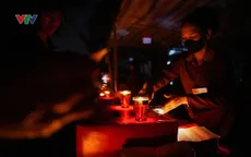 Du khách đổ về chợ Âm Dương lúc nửa đêm, mua gà đen “lấy lộc” đầu xuân